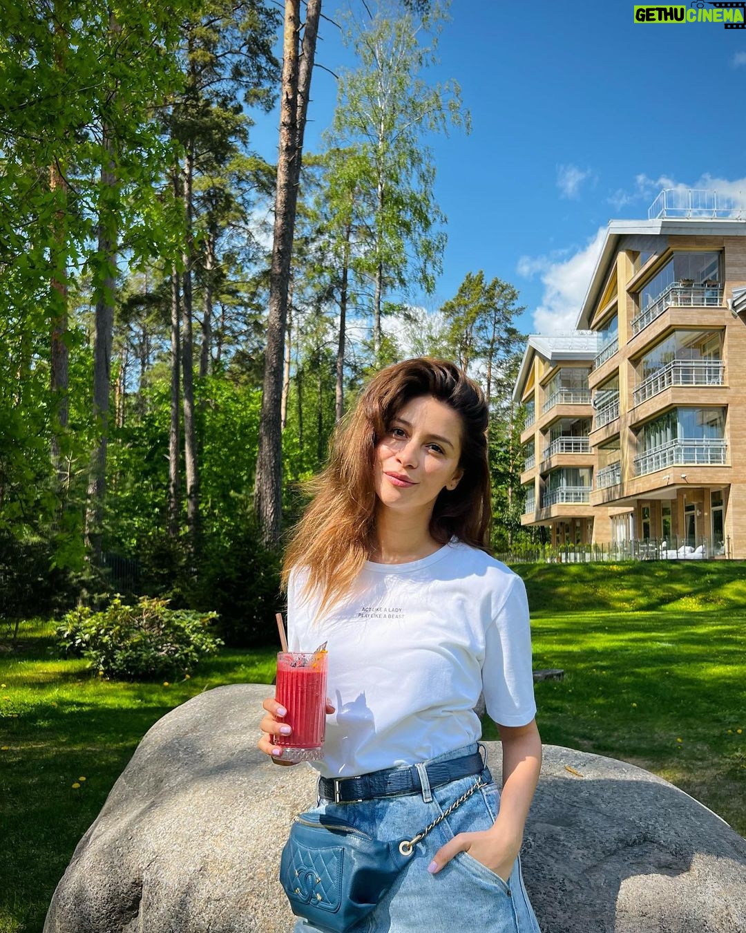 Ravshana Kurkova Instagram - Остановиться и провести хотя бы несколько дней наедине с собой - это счастье. Залог энергии и равновесия - бережное отношение к своему душевному и физическому здоровью. 😊 @hcresort 🌿 Первая Линия Health Care Resort