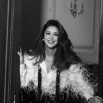 Ravshana Kurkova Instagram - Мама в порядке. 💃🏻🤗❤️ #праздничнаяколлекция 🥳 @nude__story 🎉 / Photo @max_chu / Video @robin_bad / Style @elyavakasova / Hair @sozinovaiam / Make up @yana_koptyakova / Light @anna_artlight / Production Team @nude__story 💫🩵💫