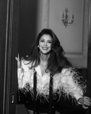 Ravshana Kurkova Instagram - Мама в порядке. 💃🏻🤗❤️

#праздничнаяколлекция 🥳 @nude__story 🎉 / 
Photo @max_chu / Video @robin_bad / Style @elyavakasova / Hair @sozinovaiam / Make up @yana_koptyakova / Light @anna_artlight / Production 
Team @nude__story 💫🩵💫