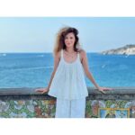 Ravshana Kurkova Instagram - …Вскипала на гальке волна ветровая, крикливые чайки к воде припадали, и как ни старался я, рот открывая, но в море, но в море слова пропадали.И думалось мне под прямым его взглядом, что, как ни была бы ты, песня, красива, ты меркнешь, когда открывается рядом живая, земная, всесильная сила. (Юрий Левитанский) Ischia, Italy