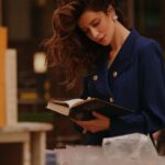 Ravshana Kurkova Instagram - Какую книгу взять в недельный долгожданный отпуск? Чтобы жизнеутверждающее, захватывающее и читалось взахлёб. Посоветуете? / 📷: @ph_vanushkina , 💇🏻‍♀️💄: @yana_koptyakova , 💃🏻: @ilina_tatka Москва • Moscow