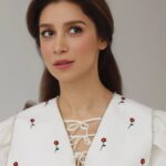 Ravshana Kurkova Instagram - "Не бойтесь будущего. Вглядывайтесь в него, не обманывайтесь на его счет, но не бойтесь. Вчера я поднялся на капитанский мостик и увидел огромные, как горы, волны и нос корабля, который уверенно их резал. И я спросил себя, почему корабль побеждает волны, хотя их так много, а он один? И понял – причина в том, что у корабля есть цель, а у волн – нет. Если у нас есть цель, мы всегда придём туда, куда хотим." (Уинстон Черчилль) / 📷: @godmodeph, 💇‍♀️: @sozinovaiam, 💄: @cyrilsozonov Москва • Moscow