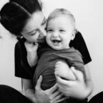 Ravshana Kurkova Instagram - О моих профессиональных достижениях уходящего года нам пусть расскажет год грядущий 😊, а я поделюсь, например, вот такими "итогами": у Гаспара уже 8 зубов! 🤭🥰 #праздниккаждыйдень Мы поздравляем С Наступающим, желаем всем в Новом Году побольше поводов для радости, богатырского здоровья, больших и маленьких шагов навстречу счастью, поставленным целям и новым победам! Ура! #2022 🤗❤️ Москва • Moscow
