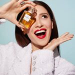 Ravshana Kurkova Instagram - Какая #РавШанель из декабрьского номера @glamour_russia вам нравится больше - 1, 2 или 3? 😜🤔/ @chanelofficial 💫 фото: @tuponogova_volkova , стиль: @shabelnikova (ассистент: @nekosherno ), визажист: @ernest_muntaniol , стилист по волосам: @sozinovaiam , продюсер: @tom_tom_sawyer (ассистент: @elizgordeeva ) / #100yearsofcelebrity #N5 #chanelfragrance Москва • Moscow