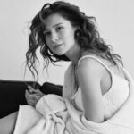 Ravshana Kurkova Instagram - Если внезапно образовались свободные полтора часа жизни, можно, наконец, заняться йогой или дочитать книгу. Или можно взять тарелочку с нарезанными фруктами (яблоко и хурмишку, например), чашку вкусного черного чая со свежей мятой, сделать горячий бутерброд, укутаться мягким, тёплым пледом и включить мультфильм. 🙈 Вот мой топ анимационных фильмов, поднимающих настроение ❤️: "Унесённая призраками", "Корпорация монстров", "Тайна Коко", "Шрек", "Ходячий замок", "Ледниковый период", "Рататуй", "Трио из Бельвилля", "Бесподобный мистер Фокс", "Остров сокровищ", "Карлсон". А какой у вас список любимых мультфильмов? 🤗