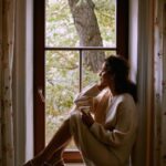 Ravshana Kurkova Instagram - Не странно ли, что в мировом просторе, В живой семье созвездий и планет Любовь уравновешивает горе И тьму всегда превозмогает свет? (✍🏻 Николай Заболоцкий) 📸: @tuponogova_volkova для @ololol.brand ❤️ / 💇🏻‍♀️: @sozinovaiam ,💄: @sks_link , 💃🏻: @karina_grigoriyants_