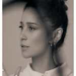 Ravshana Kurkova Instagram - Проснешься как-нибудь в скрипичном декабре, Скрипучем времени, источенном ветрами, Во сне немыслимом, в пурге, в античной драме, В оправе ветра, в ледяной барочной раме, Весь в пьяном золоте, весь в трезвом серебре.... 🖤 (А. Танков) _____________ photo: @max_chu for @elle_russia @chanelofficial , style: @lilyasimonyan , muah: @ernest_muntaniol , production: @helen_grey