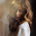Ravshana Kurkova Instagram - 🎶💔“Both Sides Now” - Joni Mitchell 🎶 / Фото: @xenichez (асс. @tiana_fei ) Стиль: @karina_grigoriyants_ Волосы: @sozinovaiam Мейк: @yana_koptyakova