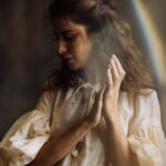 Ravshana Kurkova Instagram - 🎶💔“Both Sides Now” - Joni Mitchell 🎶 / Фото: @xenichez (асс. @tiana_fei ) Стиль: @karina_grigoriyants_ Волосы: @sozinovaiam Мейк: @yana_koptyakova