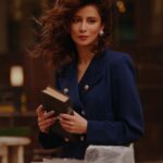 Ravshana Kurkova Instagram - Какую книгу взять в недельный долгожданный отпуск? Чтобы жизнеутверждающее, захватывающее и читалось взахлёб. Посоветуете? / 📷: @ph_vanushkina , 💇🏻‍♀️💄: @yana_koptyakova , 💃🏻: @ilina_tatka Москва • Moscow