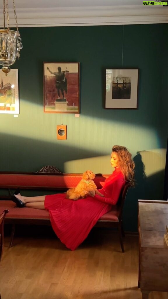 Ravshana Kurkova Instagram - Второй героиней зимней коллекции OLOLOL стала актриса Равшана Куркова в образе знаменитой женщины-благотворительницы Одри Хепберн. Уже совсем скоро вы сможете увидеть новую часть лукбука FW24❤️