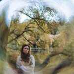 Ravshana Kurkova Instagram - Обожаю Алису Фрейндлих, «Служебный роман» и эту песню из фильма. Делюсь «Моей душе покоя нет» в музыкальной версии и в объективе моих друзей, которыми также безгранично восхищаюсь - 🎶 @antonrevnyuk и 🎬 @xenichez . Антон, Ксюша , спасибо огромное, вы настоящие волшебники! ✨❤️✨ / @tianafei_mua , @marklimansky - 😊🙏🏻🙏🏻