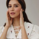 Ravshana Kurkova Instagram - "Не бойтесь будущего. Вглядывайтесь в него, не обманывайтесь на его счет, но не бойтесь. Вчера я поднялся на капитанский мостик и увидел огромные, как горы, волны и нос корабля, который уверенно их резал. И я спросил себя, почему корабль побеждает волны, хотя их так много, а он один? И понял – причина в том, что у корабля есть цель, а у волн – нет. Если у нас есть цель, мы всегда придём туда, куда хотим." (Уинстон Черчилль) / 📷: @godmodeph, 💇‍♀️: @sozinovaiam, 💄: @cyrilsozonov Москва • Moscow
