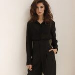 Ravshana Kurkova Instagram - Отпуск в январе не случился, ну и фиг с ним. Зато я посмотрела в красивом кинотеатре "Человека-Паука" и долгожданную "Лакричную пиццу" своего любимого режиссёра Пола Томаса Андерсона, дочитала "Джек, который построил Дом" (на очереди "Шум" Даниэля Канемана), вернула своему телу силовые тренировки в спортзале и, наконец, начала наслаждаться 3 сезоном "Наследников" (HBO). 🙌 Делитесь, что успели почитать или посмотреть за прошедшие праздники, что понравилось? / 📷: @godmodeph , 💇‍♀️: @sozinovaiam , 💄: @cyrilsozonov , 👗: @musemebrand Москва • Moscow