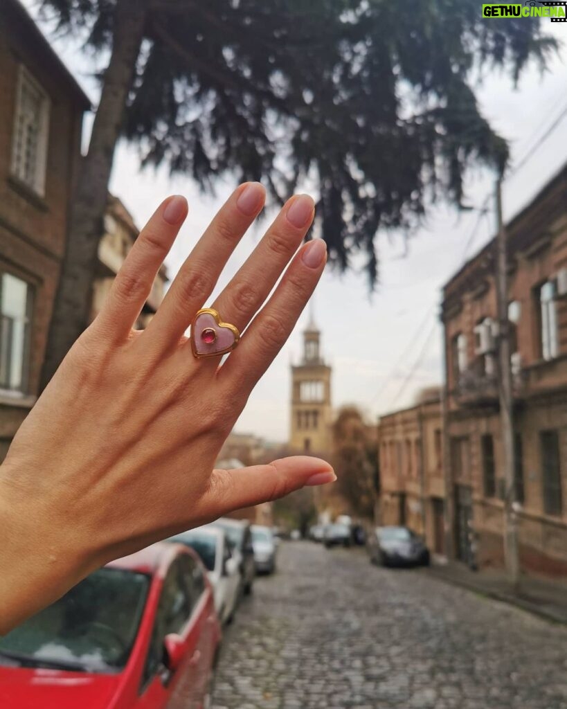 Ravshana Kurkova Instagram - Счастье - это сорваться в Грузию на три дня, бродить по улочкам, налопаться вкусняшек, купить колечко и картину. 🤗❤️. @soposoposopochka, обожаю, спасибо за этот день. თბილისი - Tbilisi