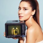 Ravshana Kurkova Instagram - Какая #РавШанель из декабрьского номера @glamour_russia вам нравится больше - 1, 2 или 3? 😜🤔/ @chanelofficial 💫 фото: @tuponogova_volkova , стиль: @shabelnikova (ассистент: @nekosherno ), визажист: @ernest_muntaniol , стилист по волосам: @sozinovaiam , продюсер: @tom_tom_sawyer (ассистент: @elizgordeeva ) / #100yearsofcelebrity #N5 #chanelfragrance Москва • Moscow