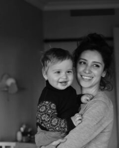 Ravshana Kurkova Instagram - Все эти полгода Гаспар поддерживал маму на съемках и сразу влюбил в себя всю нашу команду. 🤗❤️ #ВсёРадиЭтойУлыбки #маминосчастье
