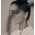 Ravshana Kurkova Instagram - Проснешься как-нибудь в скрипичном декабре, Скрипучем времени, источенном ветрами, Во сне немыслимом, в пурге, в античной драме, В оправе ветра, в ледяной барочной раме, Весь в пьяном золоте, весь в трезвом серебре.... 🖤 (А. Танков) _____________ photo: @max_chu for @elle_russia @chanelofficial , style: @lilyasimonyan , muah: @ernest_muntaniol , production: @helen_grey