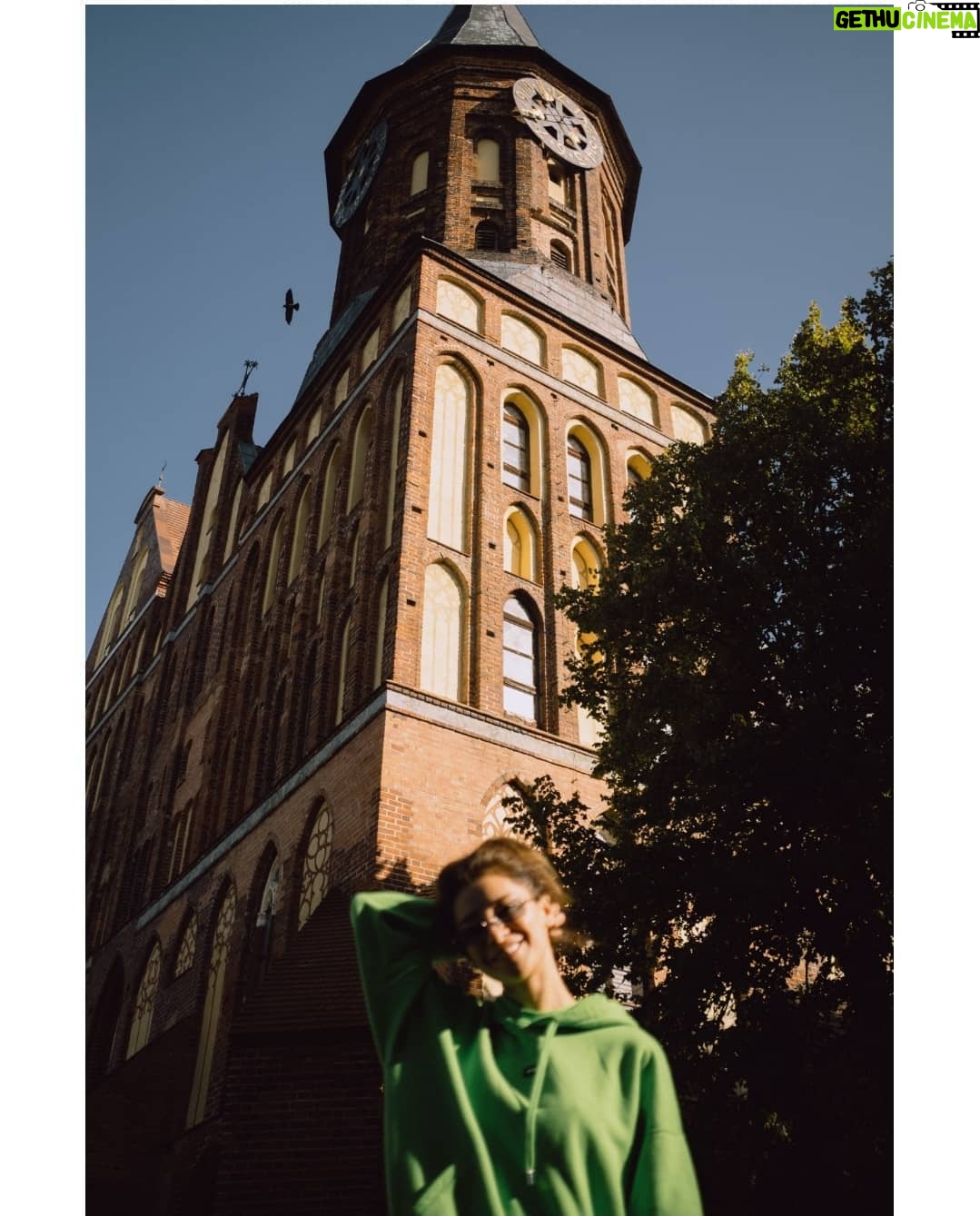 Ravshana Kurkova Instagram - Главное, что крылья в фокусе. 🌾💚🌾📷: @jullius.m Калининград • Kaliningrad