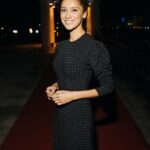 Ravshana Kurkova Instagram - Это были насыщенные эмоциями и впечатлениями, прекрасные 3 дня красоты, кино, праздника и радости встреч.💞🤗 Спасибо @alexander.rodnyansky , благодарю команду @kinotavrfestival , а участникам конкурсных и внеконкурсных программ искренне желаю удачи и поздравляю!🙌 (видео (в каруселе) со вчерашнего ужина, с неожиданным поздравлением с днём рождения (вообще-то у меня 22 августа, но, видимо, это совершенно неважно 🤣😅) оставлю тут, потому что это просто любовь и атмосфера счастья 💞).