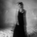 Ravshana Kurkova Instagram - Когда ловишь себя на недостойной эмоции, например, на зависти - интересно отследить, откуда она прорастает. Нет ли там "на самом деле я и не заслуживаю ничего хорошего, неудивительно, что у меня не получается; с таким, как я, чудеса не случаются; у него/у неё вот сложилось, а у меня нет, потому что это со мной что-то не так". Неверие в собственные силы, ощущение себя хуже, чем ты есть - делают сердце тяжёлым, как-будто передавливается какая-то важная артерия, отвечающую за радость, в том числе и за другого человека. Эта разрушительная (прежде всего к самому себе) эмоция, как черная капля в чистой воде, замутняет собой всё пространство. Чтобы не разводить грязь внутри, соблюдать гигиену мыслей, важно осознанно отслеживать каждый всполох подобных эмоций, прорабатывать их - самостоятельно (анализируя/медитируя) и вместе с психологом или с кем-то из близких. Чувствовать разную (не всегда радужную) палитру ощущений - нормально, главное, замечать также и то прекрасное, что уже есть в нашей жизни, двигаться налегке, без этого тяжелого багажа собственных страхов и недоверия.. Путь к себе, счастливому, возможно и не близкий, но ведь у нас вся жизнь впереди. #мысливслух 🙏 / 📷: @xenichez , muah: @tianafei_mua