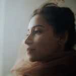 Ravshana Kurkova Instagram - С паровозами и туманами В набегающие поля На свидания с дальними странами Уезжаем и ты и я. Уезжаем от мокрых улиц, Безразличия чьих-то глаз, Парусами странствий надулись Носовые платки у нас. Мы вернемся, когда наскучит Жизнь с медведями, без людей, В город мокрый и самый лучший, В город осени и дождей. (Геннадий Шпаликов, 1955) / 📷 💫: @xenichez , muah: @tiana_fei