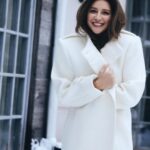 Ravshana Kurkova Instagram - Но была ли на самом деле Эта встреча в Летнем саду В понедельник, на Вербной неделе, В девятьсот двадцать первом году? Я пришла не в четверть второго, Как условлено было, а в пять. Он с улыбкой сказал: — Гумилёва Вы бы вряд ли заставили ждать. Я смутилась. Он поднял высоко, Чуть прищурившись, левую бровь. И ни жалобы, ни упрёка. Я подумала: это любовь. Я сказала: — Я страшно жалею, Но я раньше прийти не могла. Мне почудилось вдруг — на аллею Муза с цоколя плавно сошла. И бела, холодна и прекрасна, Величаво прошла мимо нас, И всё стало до странности ясно В этот незабываемый час. Мы о будущем не говорили, Мы зашли в Казанский собор И потом в эстетическом стиле Мы болтали забавный вздор. А весна расцветала и пела, И теряли значенья слова, И так трогательно зеленела Меж торцов на Невском трава. (Ирина Одоевцева (1895 - 1990) - Георгию Иванову). / 💫 Фото: @dguledani / Стиль: @asmik.vayereytor / Мейк-ап & волосы: @yana_koptyakova 💫 /
