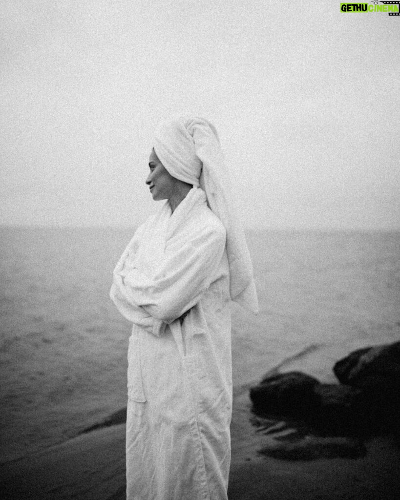 Ravshana Kurkova Instagram - Море волнуется, а я спокойна. 🌪️
