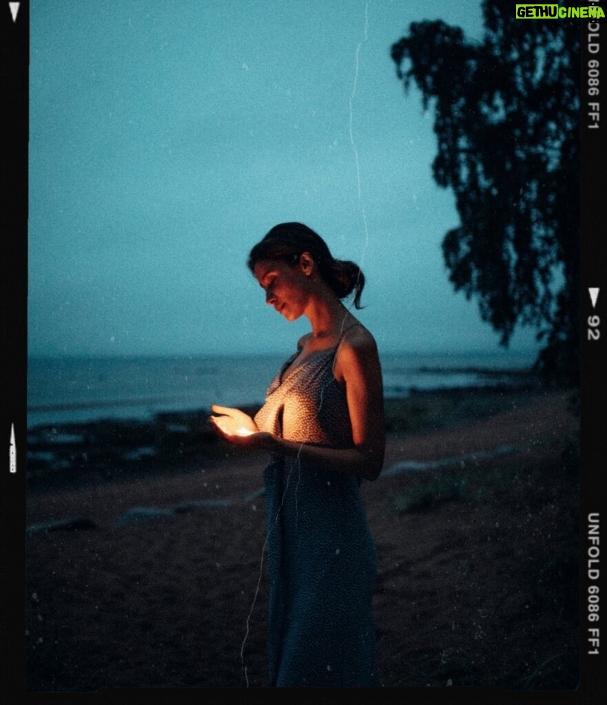 Ravshana Kurkova Instagram - Когда поняла фразу Конфуция о том, что "можно всю жизнь проклинать темноту, а можно зажечь маленькую свечку" в буквальном смысле. 🙃🤗 / 📷: @mark.mvrchi Russia, Saint-Petersburg