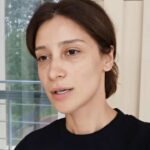 Ravshana Kurkova Instagram - Я не знаю, почему и когда вы подписались на меня. Откуда вы, чем занимаетесь. Но я уже много лет чувствую от вас поддержку и тепло. Это удивительно, к этому невозможно привыкнуть и относиться, как к должному. Периодически я вас спрашиваю, какие книги или фильмы вы рекомендуете и часто радуюсь тому, как во многом наши вкусы совпадают... 🤗 Хочу, чтобы у вас всё было хорошо. Спасибо за неравнодушие, внимание и за то, какие вы.❤️ P.s. А видео с текстом связано тем, что и то, и другое записано мною с разницей в 5 минут. Просто захотелось с вами поделиться чем-то простым, без фильтров, макияжа, нарядов. Какая есть. 🙌