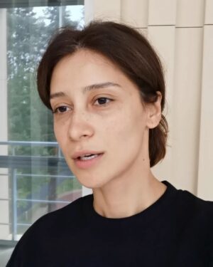 Ravshana Kurkova Instagram - Я не знаю, почему и когда вы подписались на меня. Откуда вы, чем занимаетесь. Но я уже много лет чувствую от вас поддержку и тепло. Это  удивительно, к этому невозможно привыкнуть и относиться, как к должному. Периодически я вас  спрашиваю, какие книги или фильмы вы рекомендуете и часто радуюсь тому, как во многом наши вкусы совпадают... 🤗 Хочу, чтобы у вас всё было хорошо. Спасибо за неравнодушие, внимание и за то, какие вы.❤️ 

 P.s. А видео с текстом связано тем, что и то, и другое записано мною с разницей в 5 минут. Просто захотелось с вами поделиться чем-то простым, без фильтров, макияжа, нарядов. Какая есть. 🙌