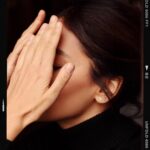Ravshana Kurkova Instagram - Мы нечто большее, чем сумма всех наших достижений и поражений... FOMO (Fear Of Missing Out) - страх упустить что-то важное, знакомое состояние для многих, кто живет под девизом "Отоспимся на том свете" и игнорирует качественный, здоровый сон. Отказ от сна окружён ореолом героизма и романтизма: "сон для слабаков". Успех часто ассоциируют с тем, кто урывает как можно больше часов для борствования в пользу работы. Однако, количество не значит качество. На самом деле, именно полноценный сон - основа высокой работоспособности, физического здоровья, хорошего ментального состояния, спортивных достижений. Во время сна нервная система занимается обновлением организма, нейрохимическим очищением мозга, когнитивным моделированием. Если спать необходимое количество часов, качество каждой минуты бодрствования значительно увеличится. Основной фактор эмоционального выгорания на работе - сон менее 6 часов. Усталость является природным сигналом, предупреждающим о возможной опасности, сигналом о том, что на сегодня сделано достаточно... (Читаю сейчас "Революцию сна" Арианны Хаффингтон, думаю о том, сколько же необдуманных решений, ошибок (в некоторых случаях, трагических, роковых!) можно было бы избежать, не будь у человека этого сонного банкротства).