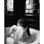 Ravshana Kurkova Instagram - Лети на своё море, а я остаюсь здесь, в боксерских перчатках из пены. 🤗 💕 #жара / 📸: @jullius.m Russia, Saint-Petersburg