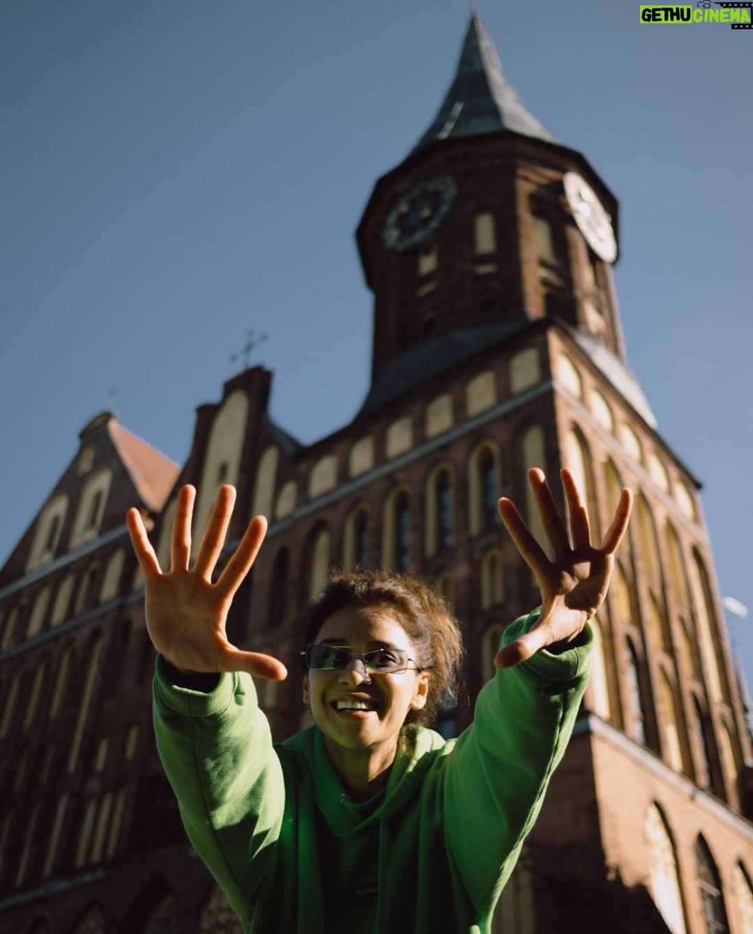 Ravshana Kurkova Instagram - Главное, что крылья в фокусе. 🌾💚🌾📷: @jullius.m Калининград • Kaliningrad