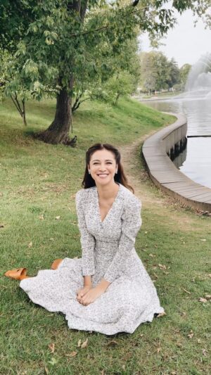 Ravshana Kurkova Instagram - Новосельцев как-то сказал: «Земной шар, как известно, вертят именно оптимисты». Люто плюсую Анатолию Ефремовичу 🫶🏻. 
Хороших выходных всем! 💞