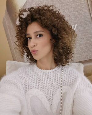 Ravshana Kurkova Instagram - Вот я надену два крыла и ближе ты... 😜

Total-look 🤍: @alenaakhmadullina
Hairstyle 🥦: @wellahair_ru @titova0703
Make-up: @maxfactorrussia @russo_russo
Photo: @daryaorlova #Кинотавр32 💫