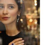 Ravshana Kurkova Instagram - Даже если не верить в магические или лечебные свойства драгоценных камней, в то, что они могут служить источником силы, оберегом, раскрывать определённые способности (как, например, этот Танзанит, про который говорят, что он пробуждает и усиливает в человеке творческое начало), всё равно драгоценности сами по себе прекрасны - хотя бы тем, что делают нас женственнее, наряднее. Конечно, самые бесценные украшения те, что с долгой историей, которые переходят сквозь поколения, становясь семейной реликвией - в них особая душа и для меня такие вещи уже являются талисманом. 💫 А здесь, на этих фото на мне красота от @maxim_demidov_official 💙.