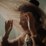 Ravshana Kurkova Instagram - С паровозами и туманами В набегающие поля На свидания с дальними странами Уезжаем и ты и я. Уезжаем от мокрых улиц, Безразличия чьих-то глаз, Парусами странствий надулись Носовые платки у нас. Мы вернемся, когда наскучит Жизнь с медведями, без людей, В город мокрый и самый лучший, В город осени и дождей. (Геннадий Шпаликов, 1955) / 📷 💫: @xenichez , muah: @tiana_fei