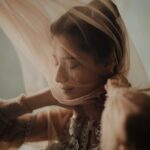 Ravshana Kurkova Instagram - С паровозами и туманами В набегающие поля На свидания с дальними странами Уезжаем и ты и я. Уезжаем от мокрых улиц, Безразличия чьих-то глаз, Парусами странствий надулись Носовые платки у нас. Мы вернемся, когда наскучит Жизнь с медведями, без людей, В город мокрый и самый лучший, В город осени и дождей. (Геннадий Шпаликов, 1955) / 📷 💫: @xenichez , muah: @tiana_fei