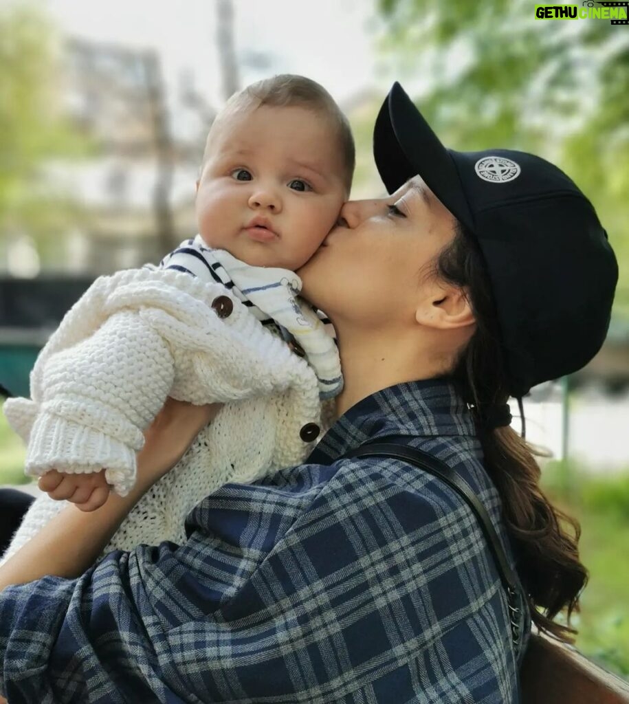 Ravshana Kurkova Instagram - Моё сердце растет вместе с сыном. ❤️ И конечно, это лучший год в моей жизни - самый важный, главный, долгожданный, самый счастливый. #маминалюбовь #ГаспарАмарян ❤️