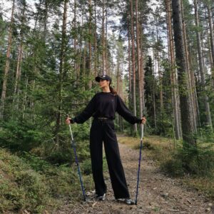 Ravshana Kurkova Instagram - Вот Агата Кристи со своим "никогда не возвращайтесь туда, где вы были счастливы" - что именно имела в виду? 🤔 Не знаю... когда дело касается проверенных мест, любимого блюда, фильма, города, книги - такое правило для меня точно не работает. Если я  скучаю, то возвращаюсь в свои места силы с удовольствием и каждый раз заново вдохновляюсь, заряжаюсь и радуюсь.❤️🤗 @masha_grudina @hcresort