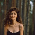 Ravshana Kurkova Instagram - Напишите мне о лучшей книге, прочитанной вами за последний год. Это может быть увлекательная художественная или любопытная научно-популярная литература, захватывающие мемуары, что-то классное и полезное для здоровья или для саморазвития. Планирую скоро набег на книжный магазин (мой любимый вид шоппинга 🤗), возьму на заметку ваши рекомендации. 💕 #книгадруг #делимся / 📷: @jullius.m