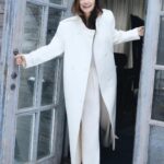 Ravshana Kurkova Instagram - Но была ли на самом деле Эта встреча в Летнем саду В понедельник, на Вербной неделе, В девятьсот двадцать первом году? Я пришла не в четверть второго, Как условлено было, а в пять. Он с улыбкой сказал: — Гумилёва Вы бы вряд ли заставили ждать. Я смутилась. Он поднял высоко, Чуть прищурившись, левую бровь. И ни жалобы, ни упрёка. Я подумала: это любовь. Я сказала: — Я страшно жалею, Но я раньше прийти не могла. Мне почудилось вдруг — на аллею Муза с цоколя плавно сошла. И бела, холодна и прекрасна, Величаво прошла мимо нас, И всё стало до странности ясно В этот незабываемый час. Мы о будущем не говорили, Мы зашли в Казанский собор И потом в эстетическом стиле Мы болтали забавный вздор. А весна расцветала и пела, И теряли значенья слова, И так трогательно зеленела Меж торцов на Невском трава. (Ирина Одоевцева (1895 - 1990) - Георгию Иванову). / 💫 Фото: @dguledani / Стиль: @asmik.vayereytor / Мейк-ап & волосы: @yana_koptyakova 💫 /