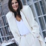 Ravshana Kurkova Instagram - Но была ли на самом деле Эта встреча в Летнем саду В понедельник, на Вербной неделе, В девятьсот двадцать первом году? Я пришла не в четверть второго, Как условлено было, а в пять. Он с улыбкой сказал: — Гумилёва Вы бы вряд ли заставили ждать. Я смутилась. Он поднял высоко, Чуть прищурившись, левую бровь. И ни жалобы, ни упрёка. Я подумала: это любовь. Я сказала: — Я страшно жалею, Но я раньше прийти не могла. Мне почудилось вдруг — на аллею Муза с цоколя плавно сошла. И бела, холодна и прекрасна, Величаво прошла мимо нас, И всё стало до странности ясно В этот незабываемый час. Мы о будущем не говорили, Мы зашли в Казанский собор И потом в эстетическом стиле Мы болтали забавный вздор. А весна расцветала и пела, И теряли значенья слова, И так трогательно зеленела Меж торцов на Невском трава. (Ирина Одоевцева (1895 - 1990) - Георгию Иванову). / 💫 Фото: @dguledani / Стиль: @asmik.vayereytor / Мейк-ап & волосы: @yana_koptyakova 💫 /