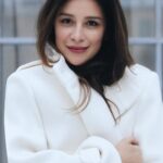 Ravshana Kurkova Instagram - Но была ли на самом деле Эта встреча в Летнем саду В понедельник, на Вербной неделе, В девятьсот двадцать первом году? Я пришла не в четверть второго, Как условлено было, а в пять. Он с улыбкой сказал: — Гумилёва Вы бы вряд ли заставили ждать. Я смутилась. Он поднял высоко, Чуть прищурившись, левую бровь. И ни жалобы, ни упрёка. Я подумала: это любовь. Я сказала: — Я страшно жалею, Но я раньше прийти не могла. Мне почудилось вдруг — на аллею Муза с цоколя плавно сошла. И бела, холодна и прекрасна, Величаво прошла мимо нас, И всё стало до странности ясно В этот незабываемый час. Мы о будущем не говорили, Мы зашли в Казанский собор И потом в эстетическом стиле Мы болтали забавный вздор. А весна расцветала и пела, И теряли значенья слова, И так трогательно зеленела Меж торцов на Невском трава. (Ирина Одоевцева (1895 - 1990) - Георгию Иванову). / 💫 Фото: @dguledani / Стиль: @asmik.vayereytor / Мейк-ап & волосы: @yana_koptyakova 💫 /