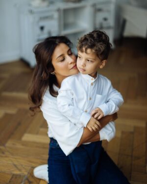 Ravshana Kurkova Instagram - Как же быстро они растут… ♾️❤️❤️♾️ #бесконечнаялюбовь 

/ @xenichez 🙏🏻🥰🙏🏻 @tianafei_mua , спасибо за съемку! /