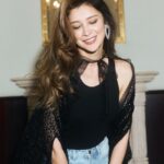 Ravshana Kurkova Instagram - Мама в порядке. 💃🏻🤗❤️ #праздничнаяколлекция 🥳 @nude__story 🎉 / Photo @max_chu / Video @robin_bad / Style @elyavakasova / Hair @sozinovaiam / Make up @yana_koptyakova / Light @anna_artlight / Production Team @nude__story 💫🩵💫