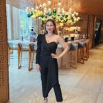 Raya Abirached Instagram - A little bit of fun! @shangrilato @tiff_net #FindYourShangriLa #tiff2023🍿