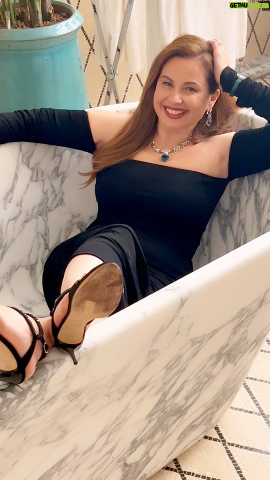 Raya Abirached Instagram - Emeralds In The BathTub 🤩 That's my idea of havin' fun :) Check out my stories for a full tour of the #BvlgariSuite @bulgari @bulgarihotels #BvlgariHighJewelery #BulgariHotelRoma #BulgariHotels