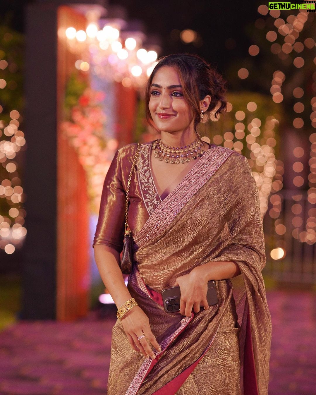 Reba Monica John - 414.4K Likes - Spent a beautiful and memorable night at the Navratri celebrations hosted by the Kalyan Family ✨🌼 the humility and warmth they exude is inexplicable and I’m grateful to have been part of this wonderful family in the smallest way possible.
Also, met some lovely people. The smiles say it all 🫶
Styled by @manogna_gollapudi
Jewellery @kalyanjewellers_official
HMU yours truly ( that’s why so messy )
#indianfestival #navratri #kalyanjewellers #sareelove #beautifulevening #indianwear